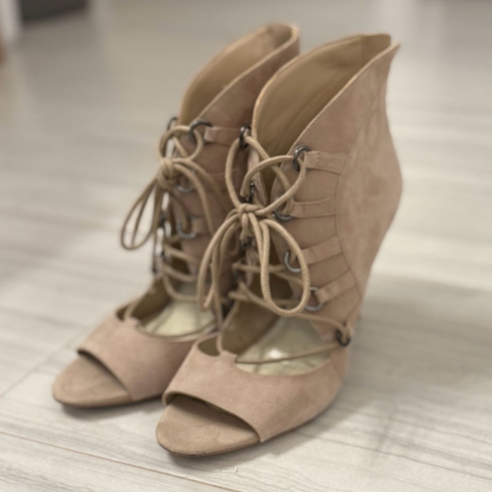 BCBG Nordstrom Beige/Tan Suede Heels, Size 9.5